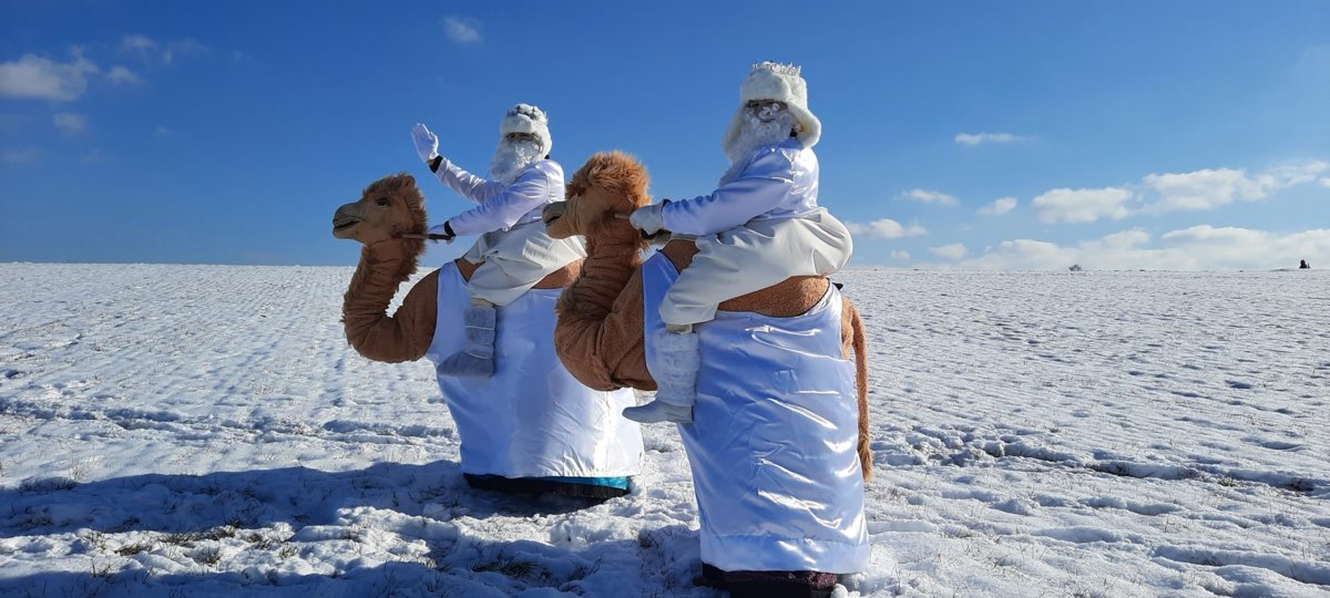 Eistrio – Zwei Eismänner auf ihren Kamelchen und ihre Eiskönigin