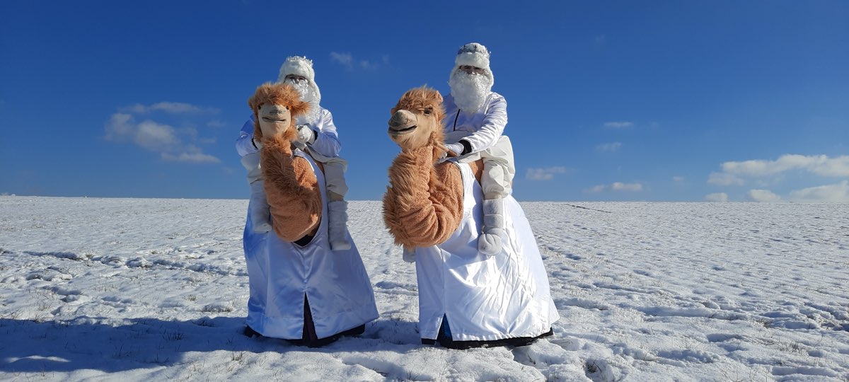 Eistrio – Zwei Eismänner auf ihren Kamelchen und ihre Eiskönigin