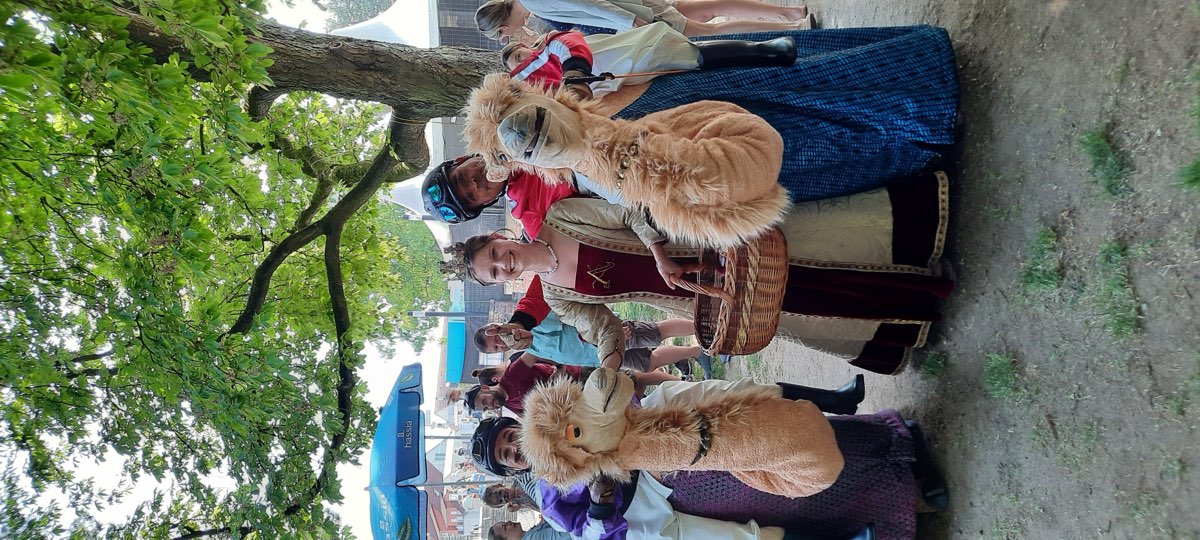 2 Jockeys auf ihren Kamelchen