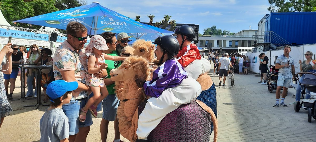 2 Jockeys auf ihren Kamelchen