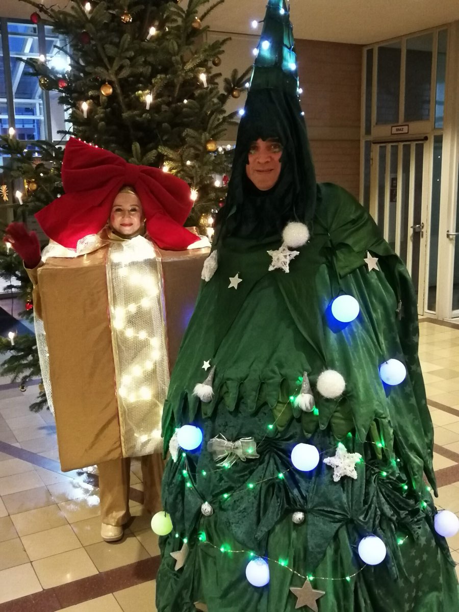 Weihnachtsgeschenk und Weihnachtsbaum