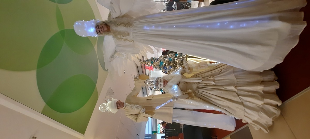 Weihnachtsstelzenfiguren